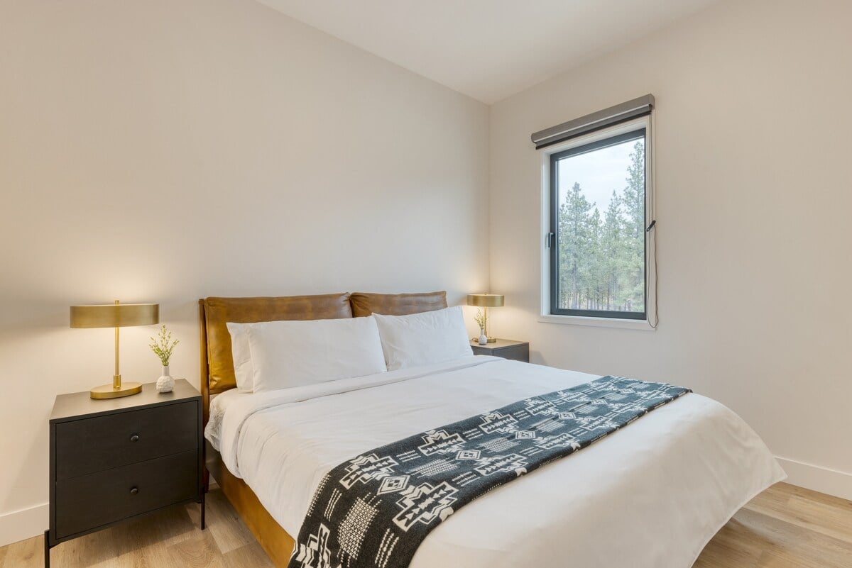Aerie Luxe 4 Unit Buyout | 10BDR Near DT, Hot Tub image 27