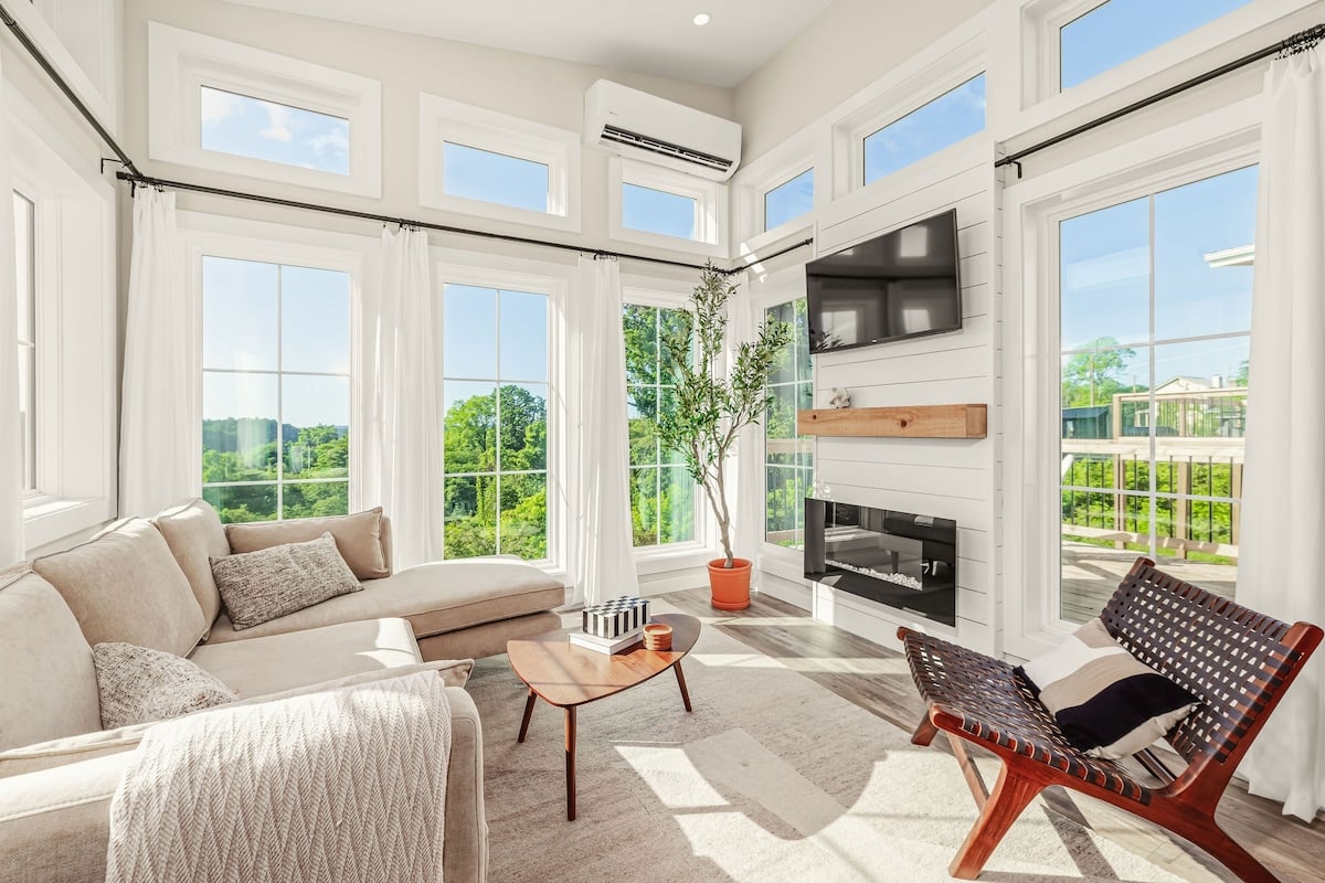 Great Views near Downtown! | Spacious Tiny House image 9