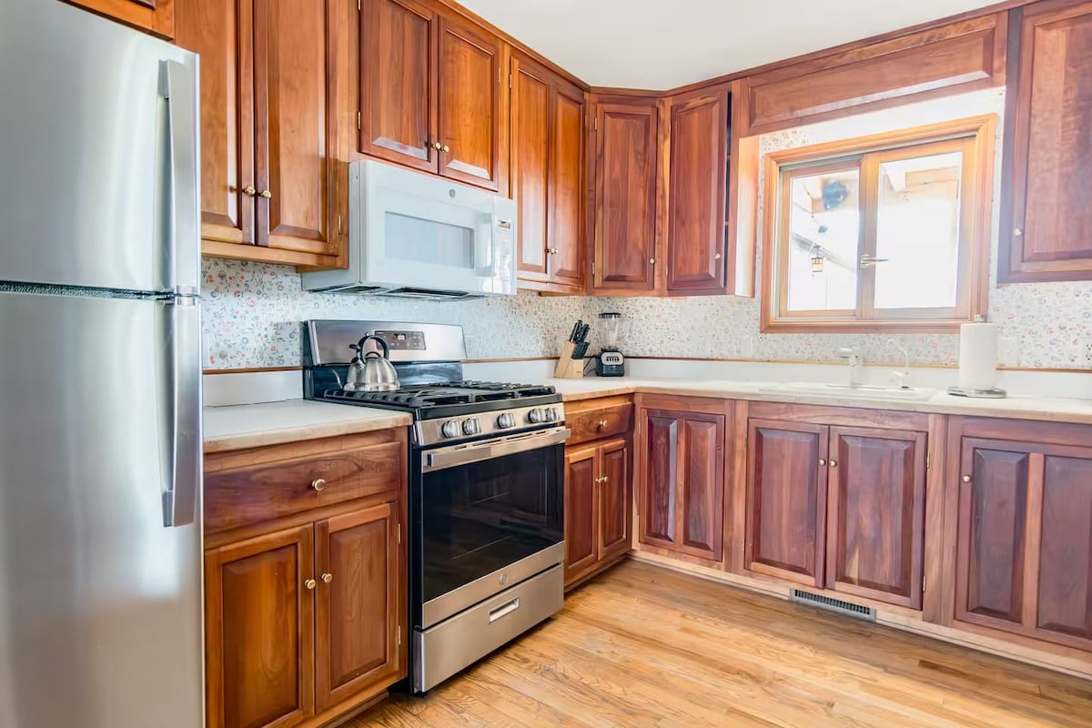 The fully equipped kitchen has a gas stove, oven, fridge, dishwasher, and microwave.