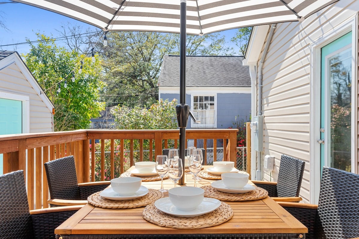 Outdoor dining for 6