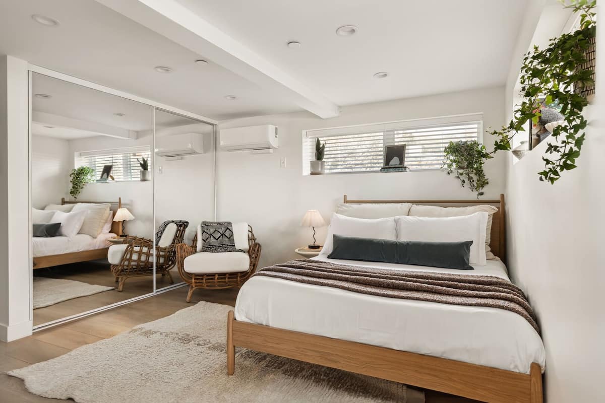 Queen bed studio.