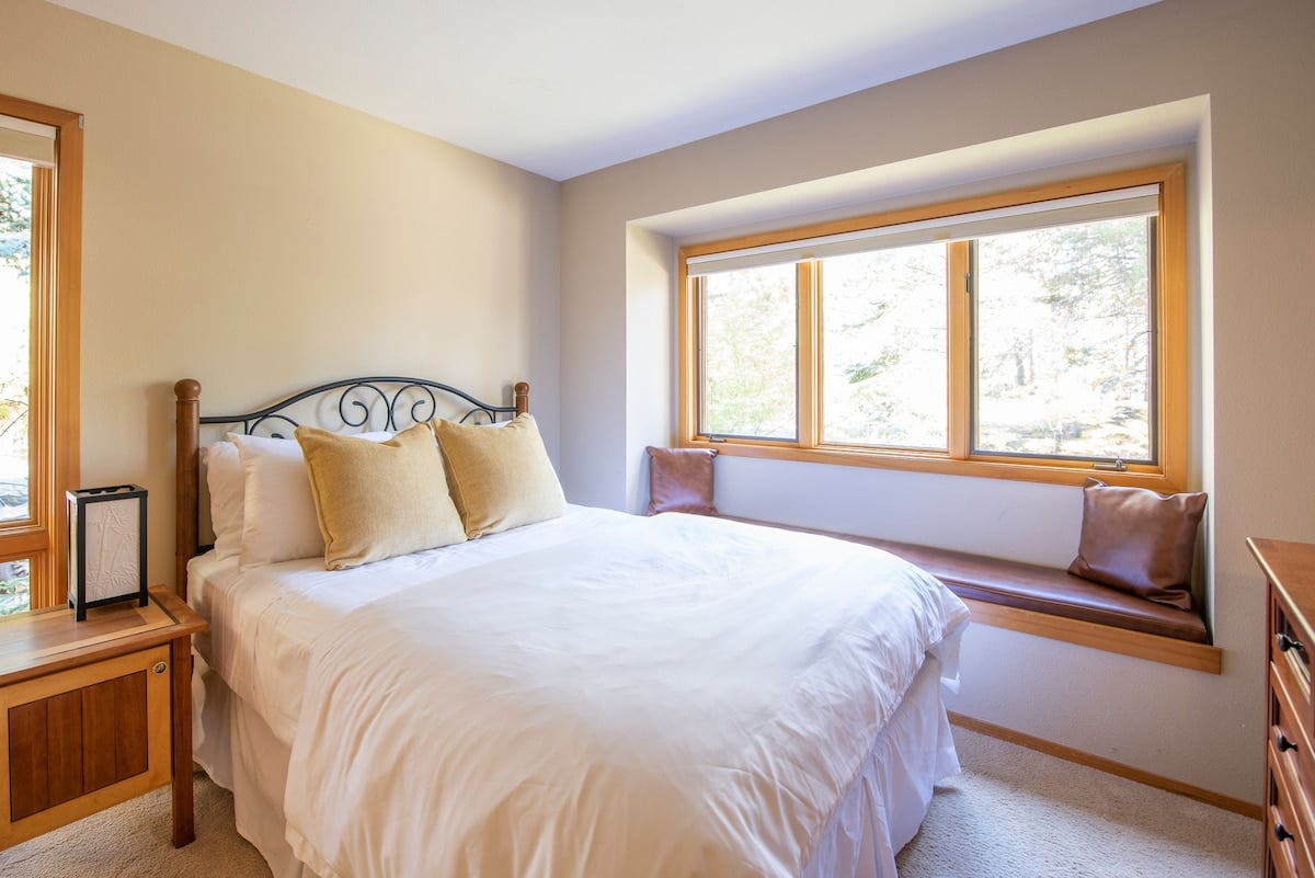 Bedroom 4 - king bed - Level 1.