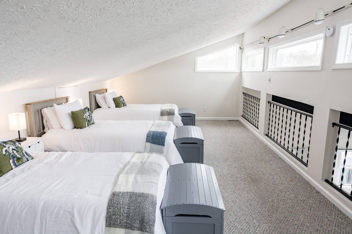 Open loft has 3 twin beds.