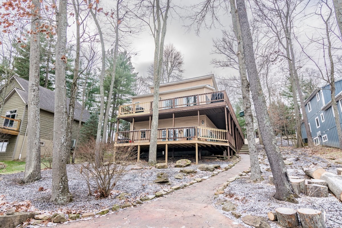 Discover lakeside tranquility in Howard, Ohio in Howard, OH