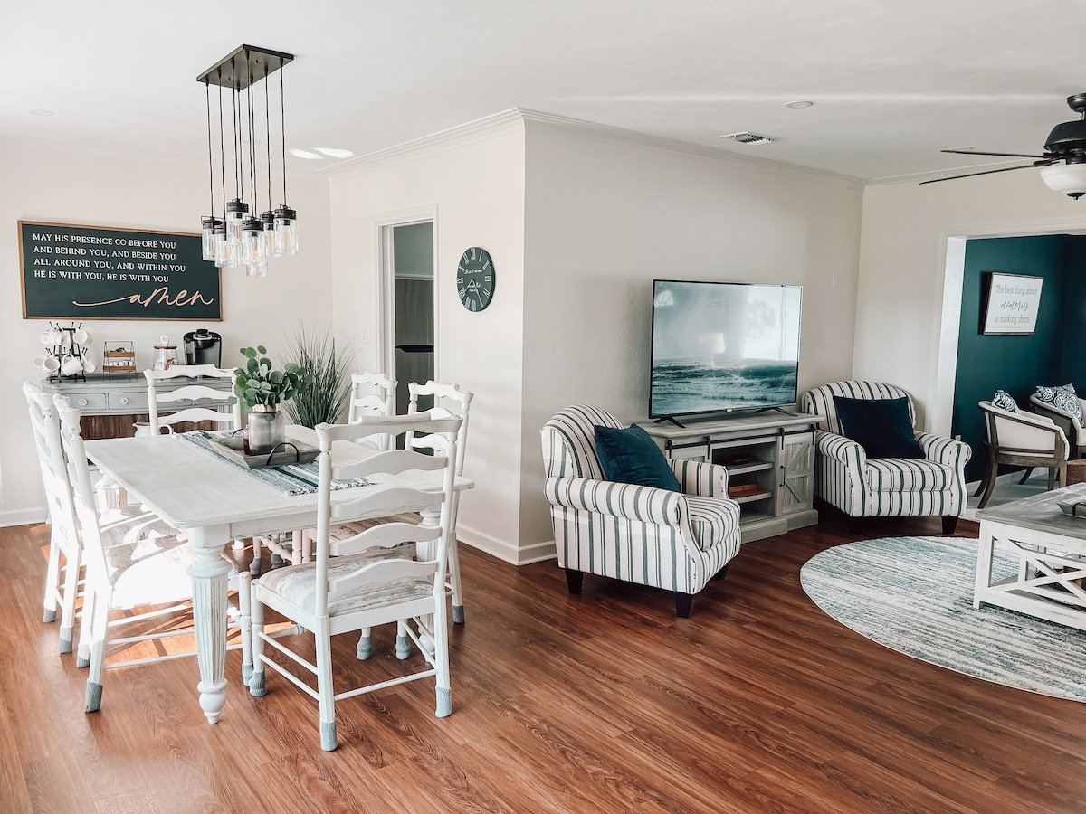 Open floor dining & living room. Great for entertaining!