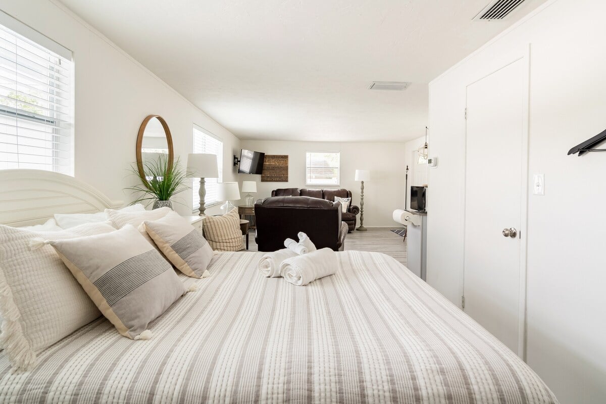 Rhodes Studio Retreat -close to Beaches & Downtown image 11
