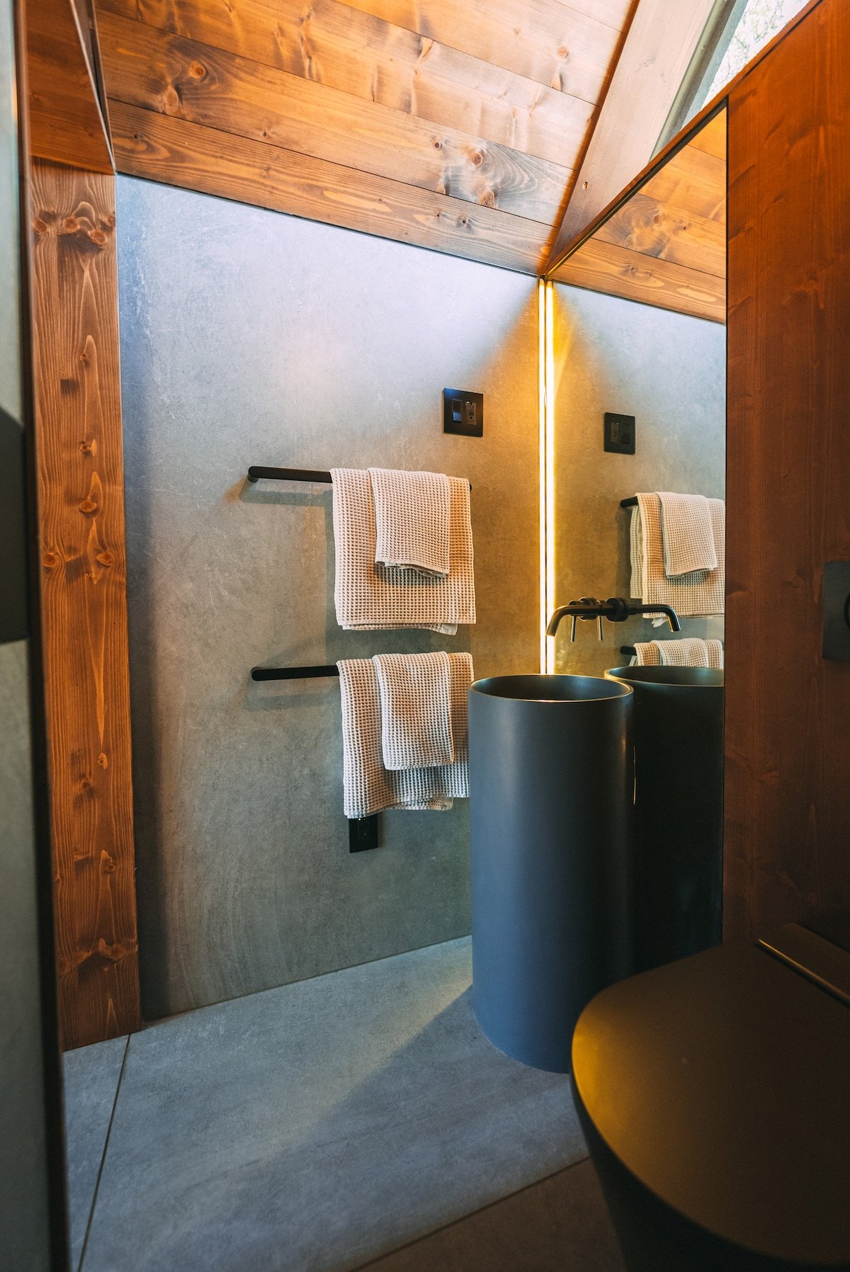 Your private spa moment in nature: rain shower, warm wood details, and EO natural bath products to help you fully relax. 