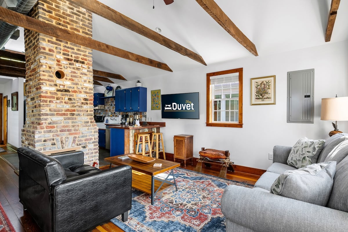 Casa Vieja-B: Sunny and Sleek 1BR image 8