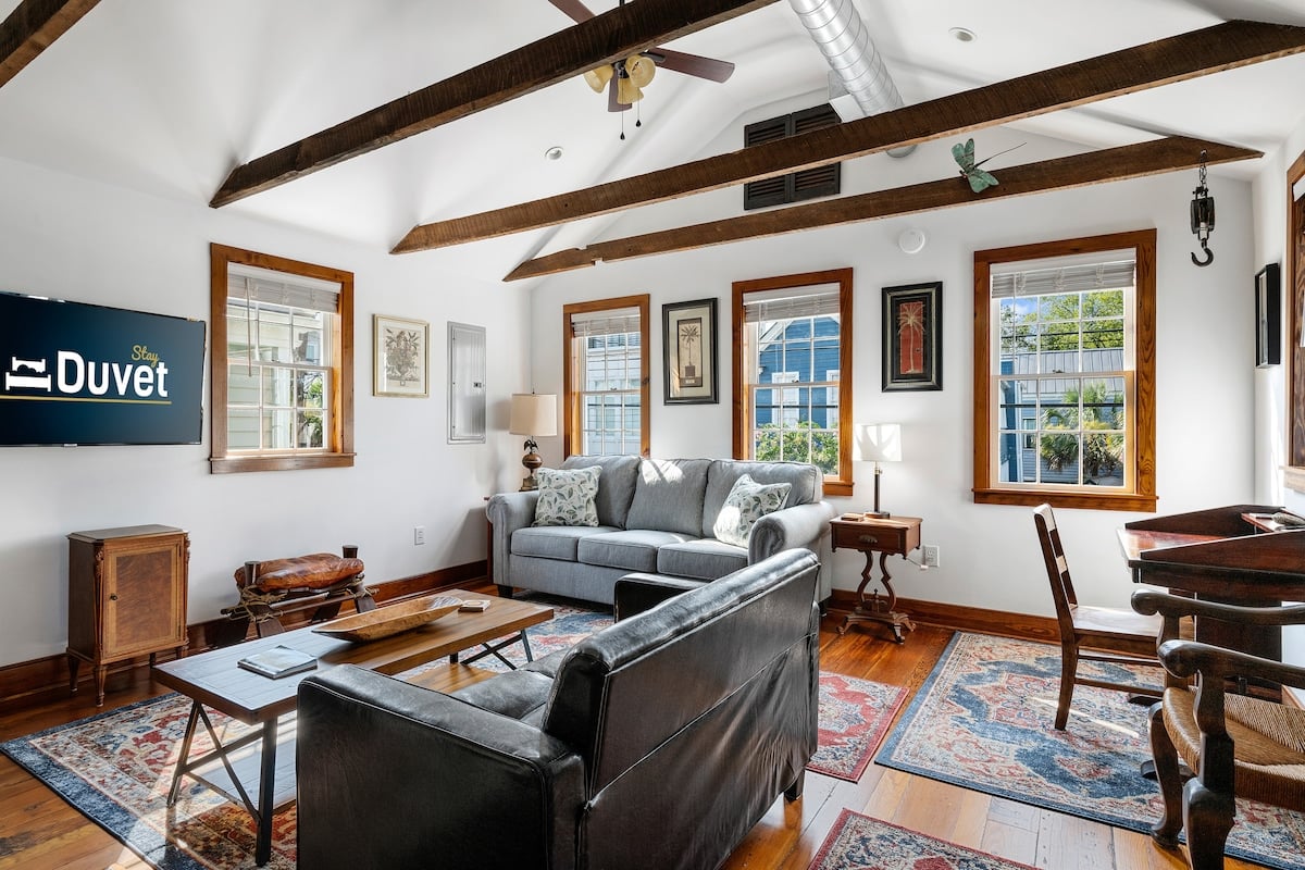 Casa Vieja-B: Sunny and Sleek 1BR image 9