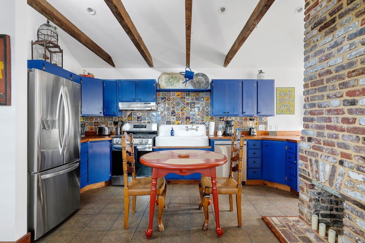 Casa Vieja-B: Sunny and Sleek 1BR image 12