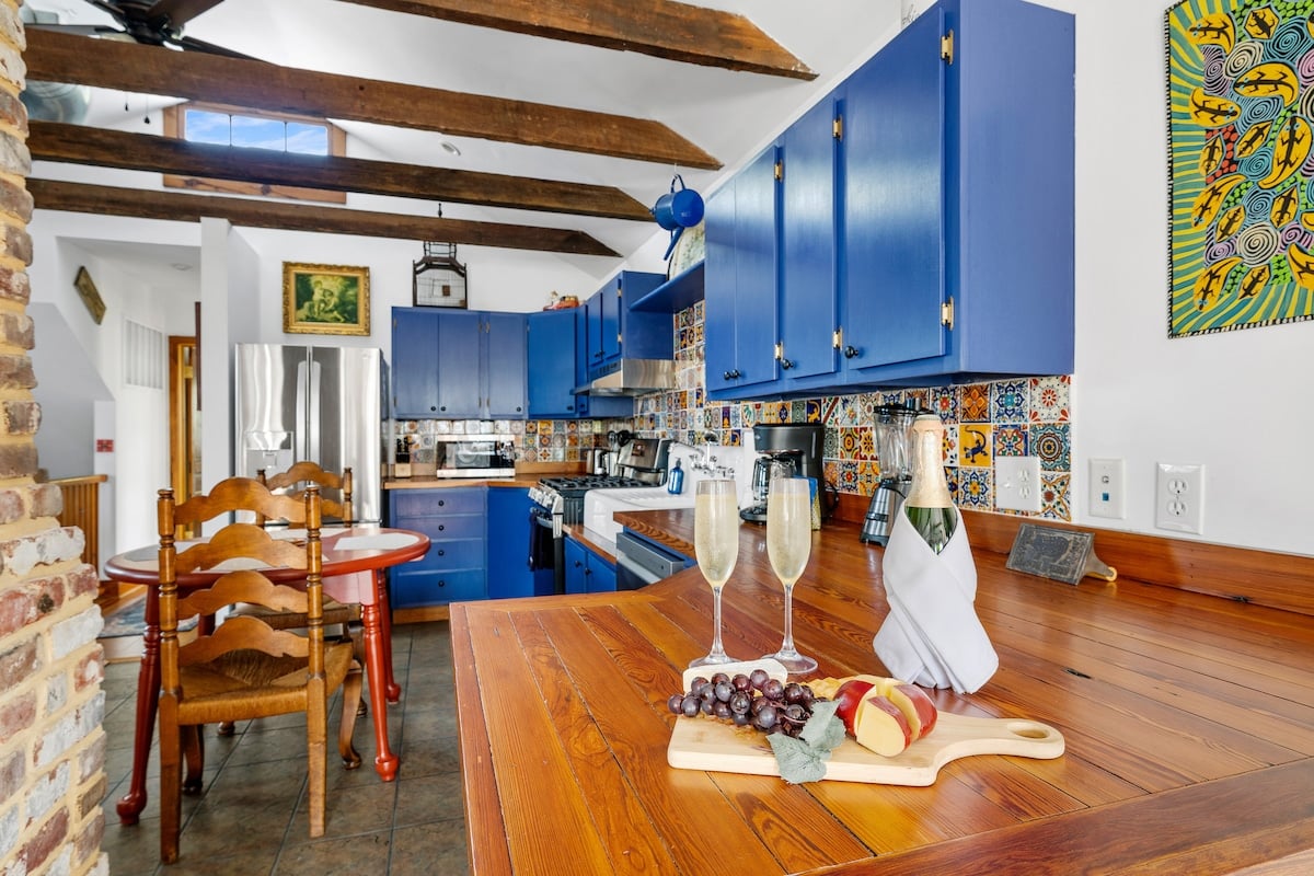 Casa Vieja-B: Sunny and Sleek 1BR image 15