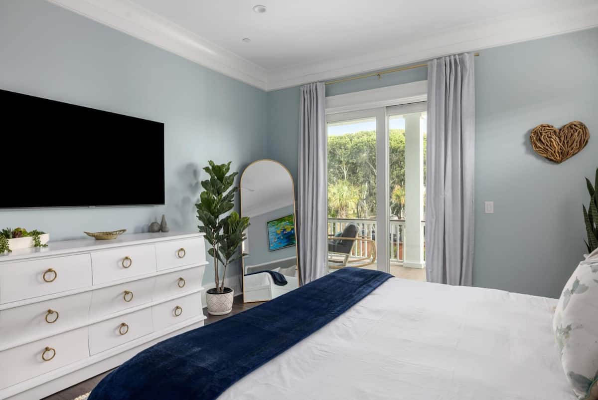 65in TV with streaming services, full length mirror, large dresser