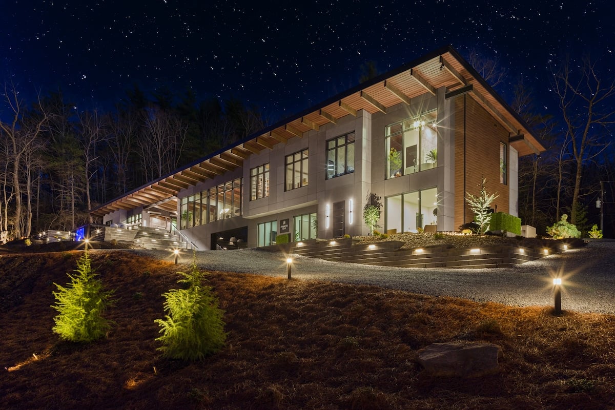 Modern Lodge with Mesmerizing Mountain Views