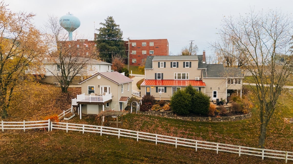 The easy comfort of a well-placed home with nothing but horizon ahead in Sugarcreek, OH