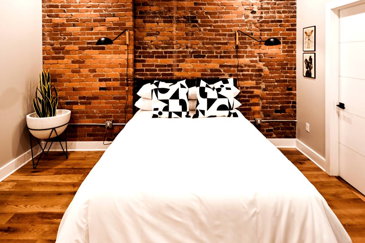 Bedroom 212 with ensuite Bath View2 / Queen Bed