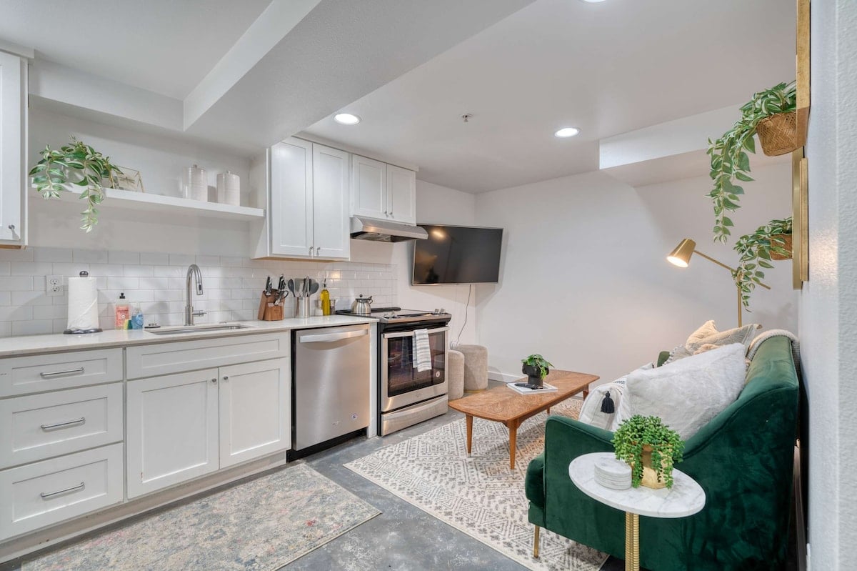 Retro Hideaway - Trendy Location - 2BR - Sleeps 4 image 9