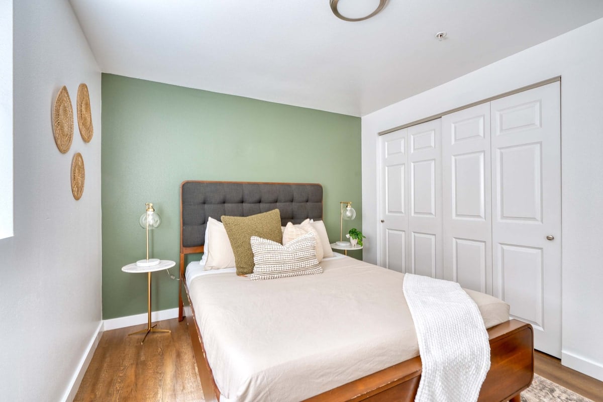 Retro Hideaway - Trendy Location - 2BR - Sleeps 4 image 14