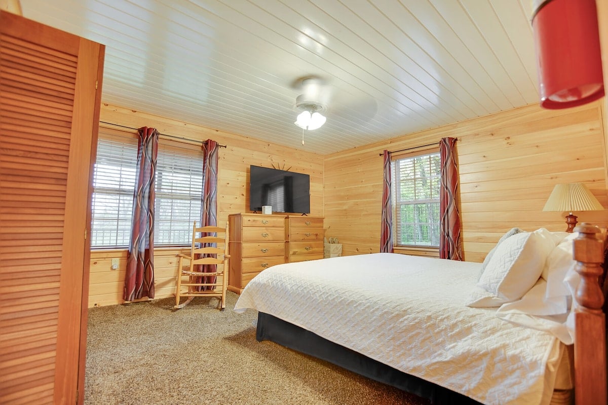 Bedroom 1: King Bed (Main Floor)