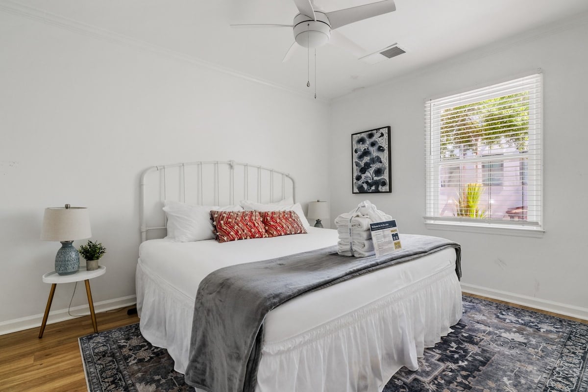 Rose Suite: Timeless Comfort only 5 Blocks to Kin image 22
