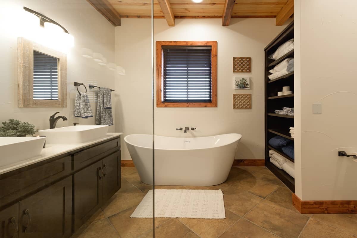 Freestanding tub