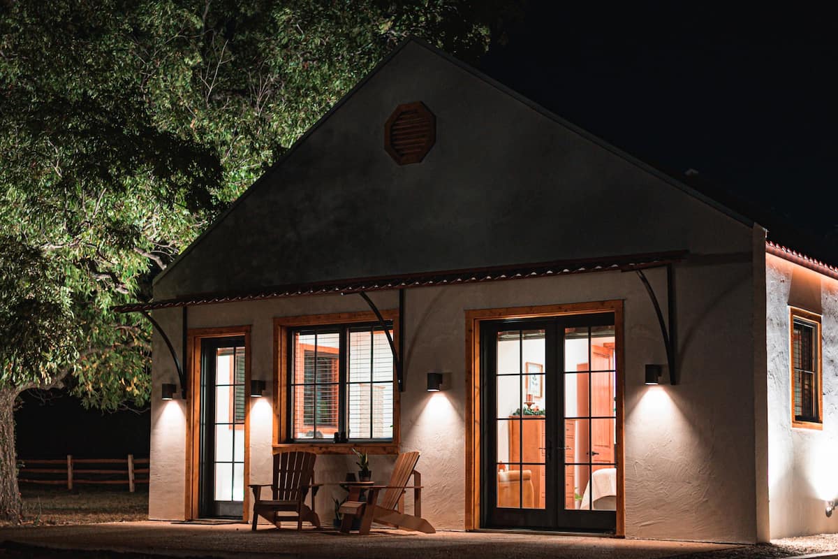 Charming Dutch-inspired quarters where soaking tubs and sunlit porches set the pace in Waco, TX