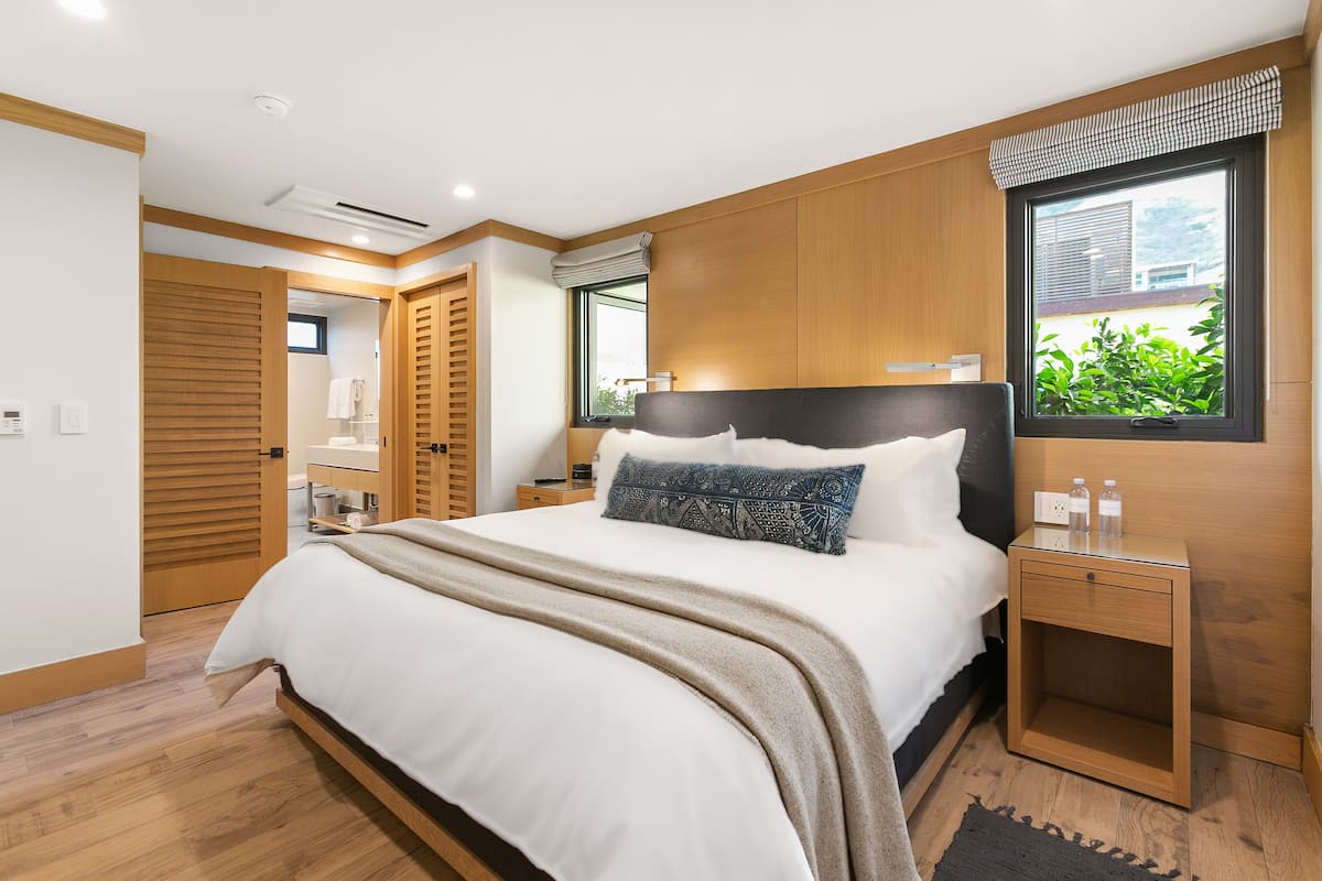 King sized fully fitted with high quality linens and down comforter for a dreamy sleep