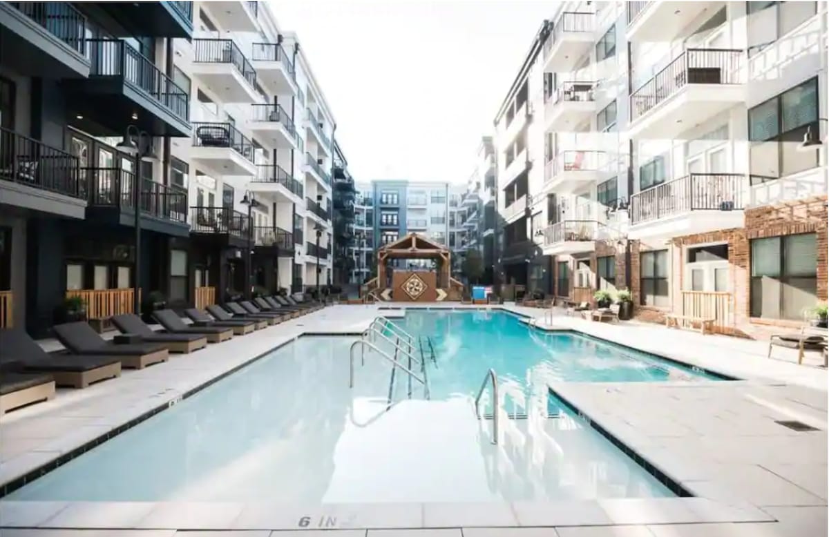 Discover luxury steps from Broadway in Nashville in Nashville, TN