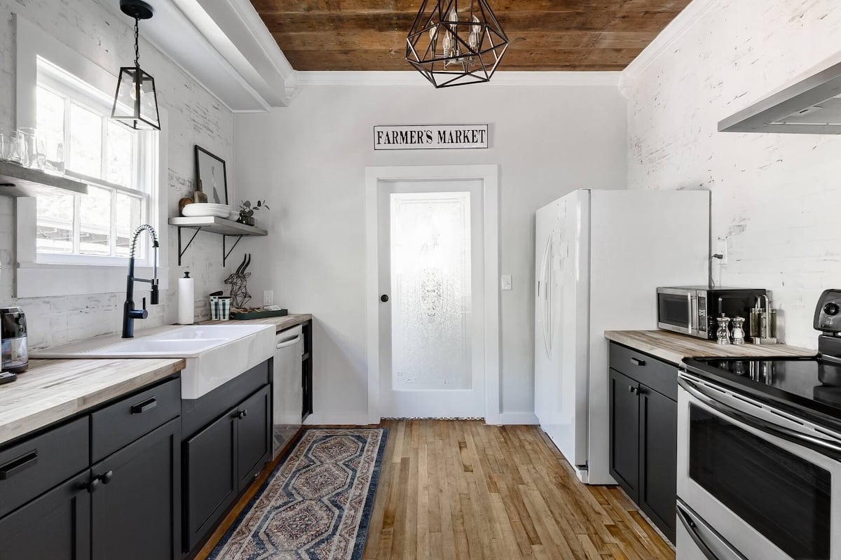 Delightful full modern kitchen