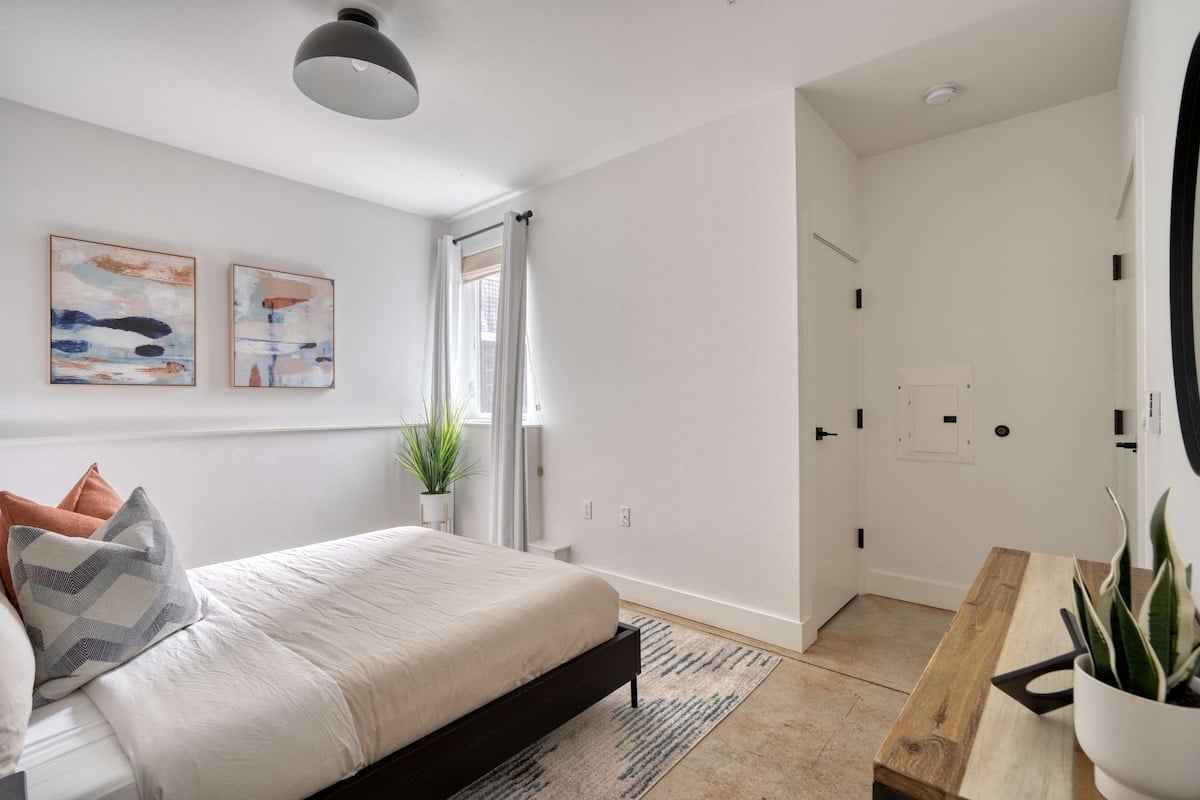 Luxury 3BR Condo - Alberta & Mississippi Eats image 15