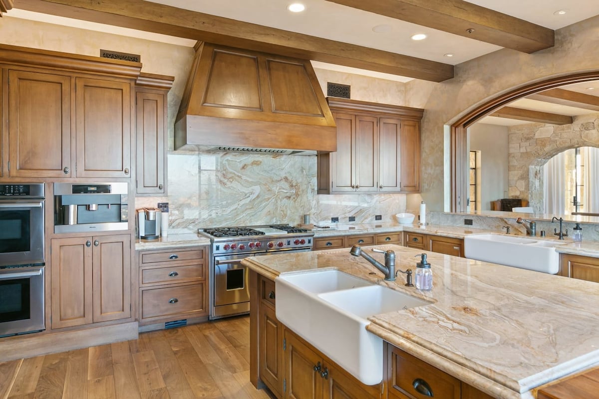 These gorgeous marbled counter deliver luxury at your finger tips