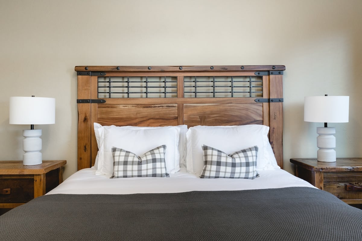 Bedroom 3 - King bed.