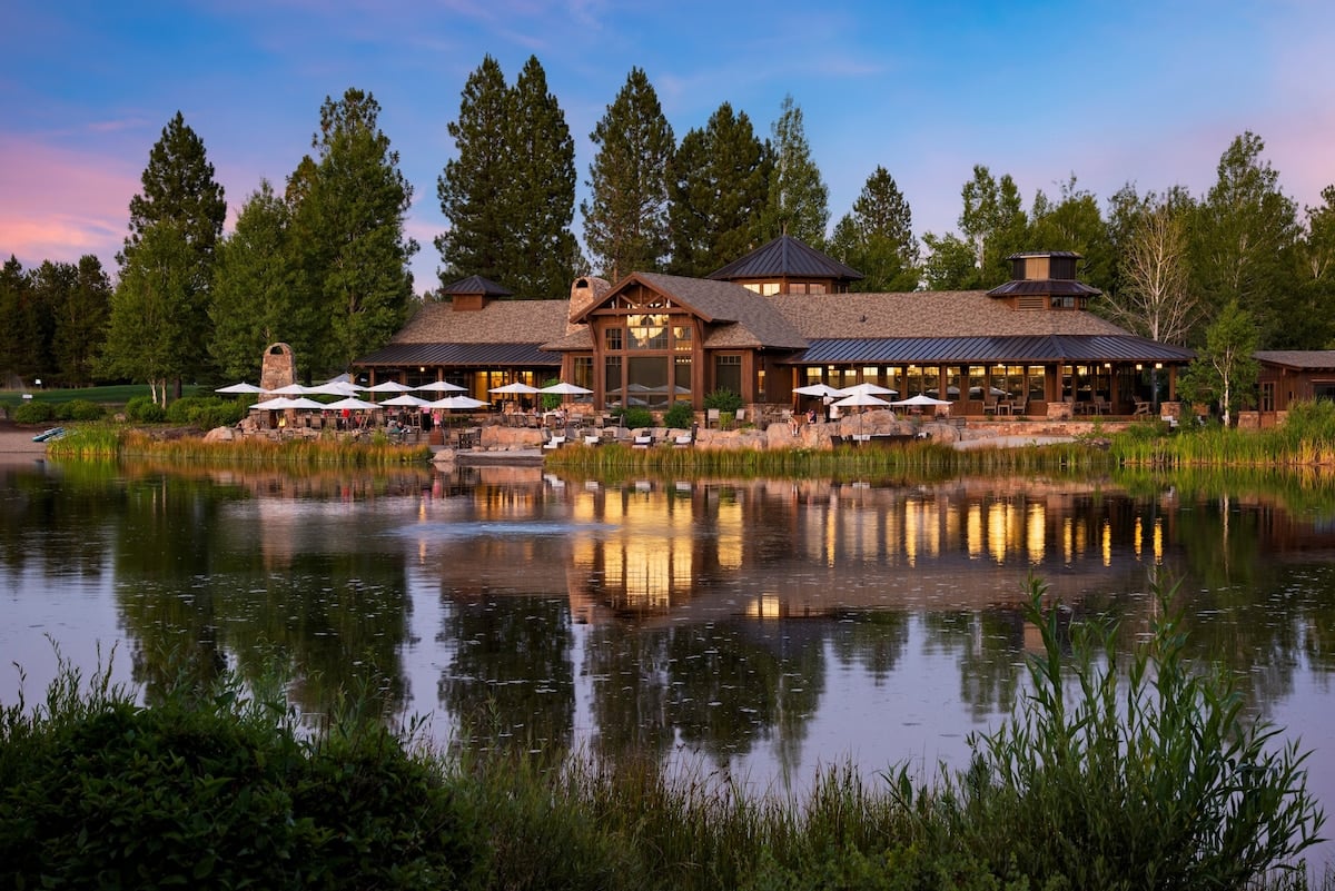 Delight in spacious living with a mountain backdrop in Sunriver, OR