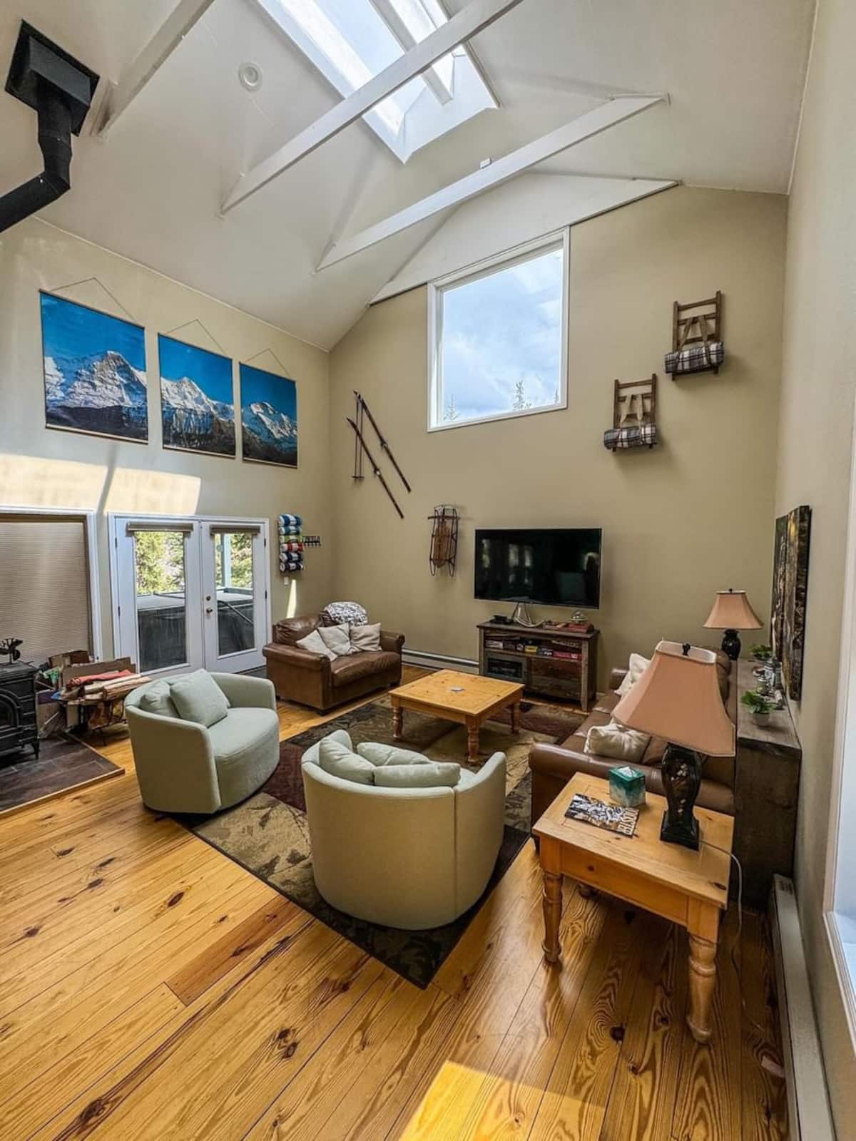 Spacious vaulted living area. 