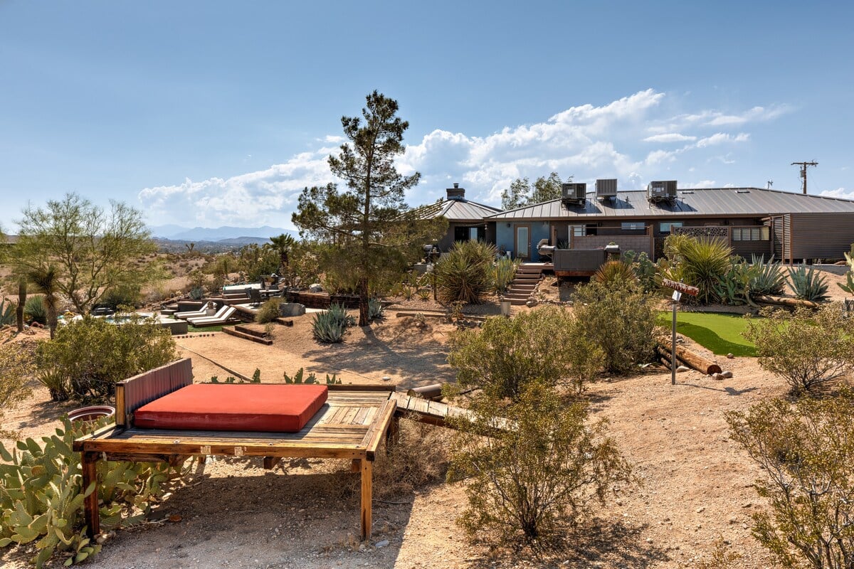 Botanicals · Pool, Hot Tub, Mini Golf, Fire Pit image 16