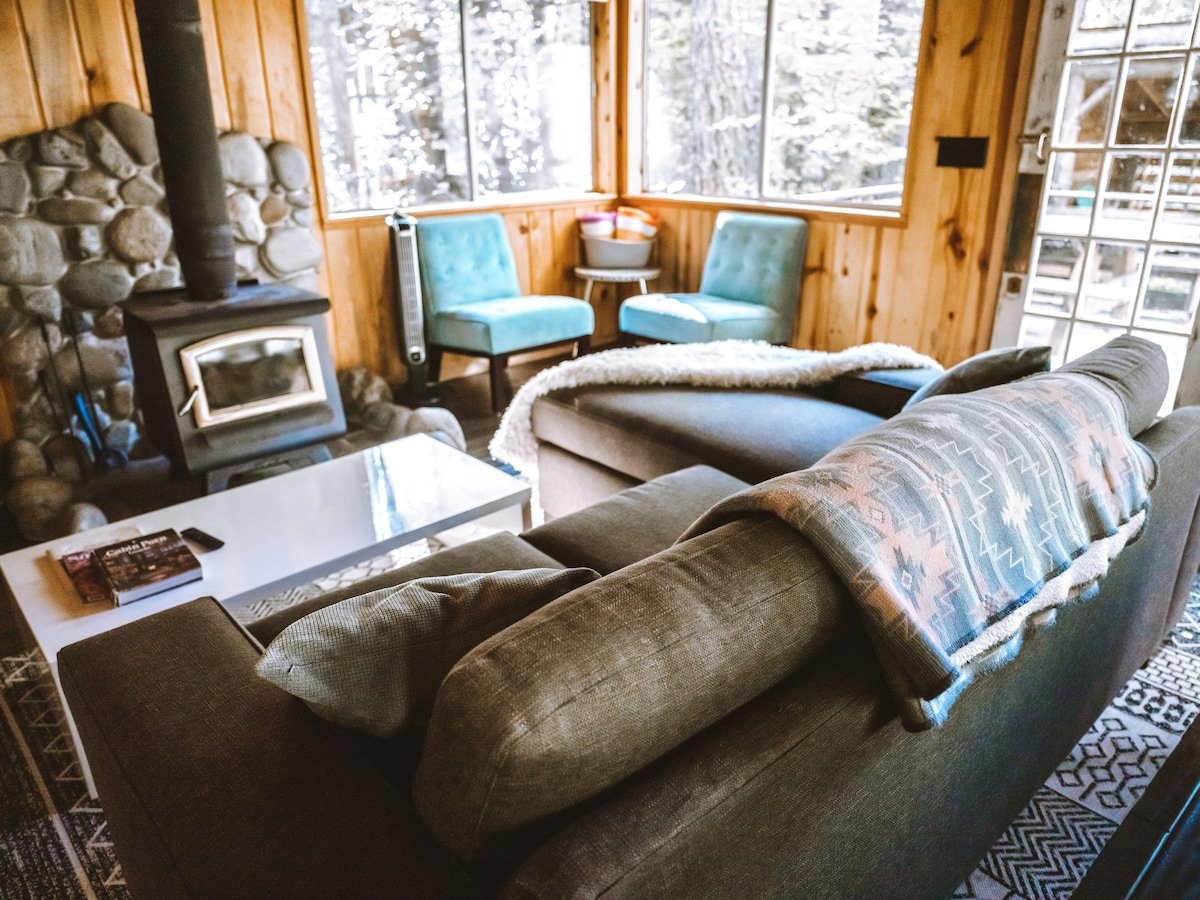New queen sleeper sofa, rug, and tables.