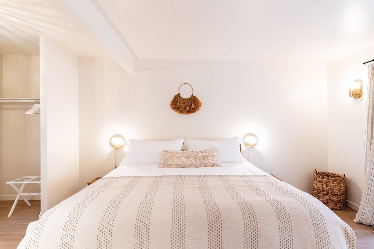 King bed with soft luxury linens 