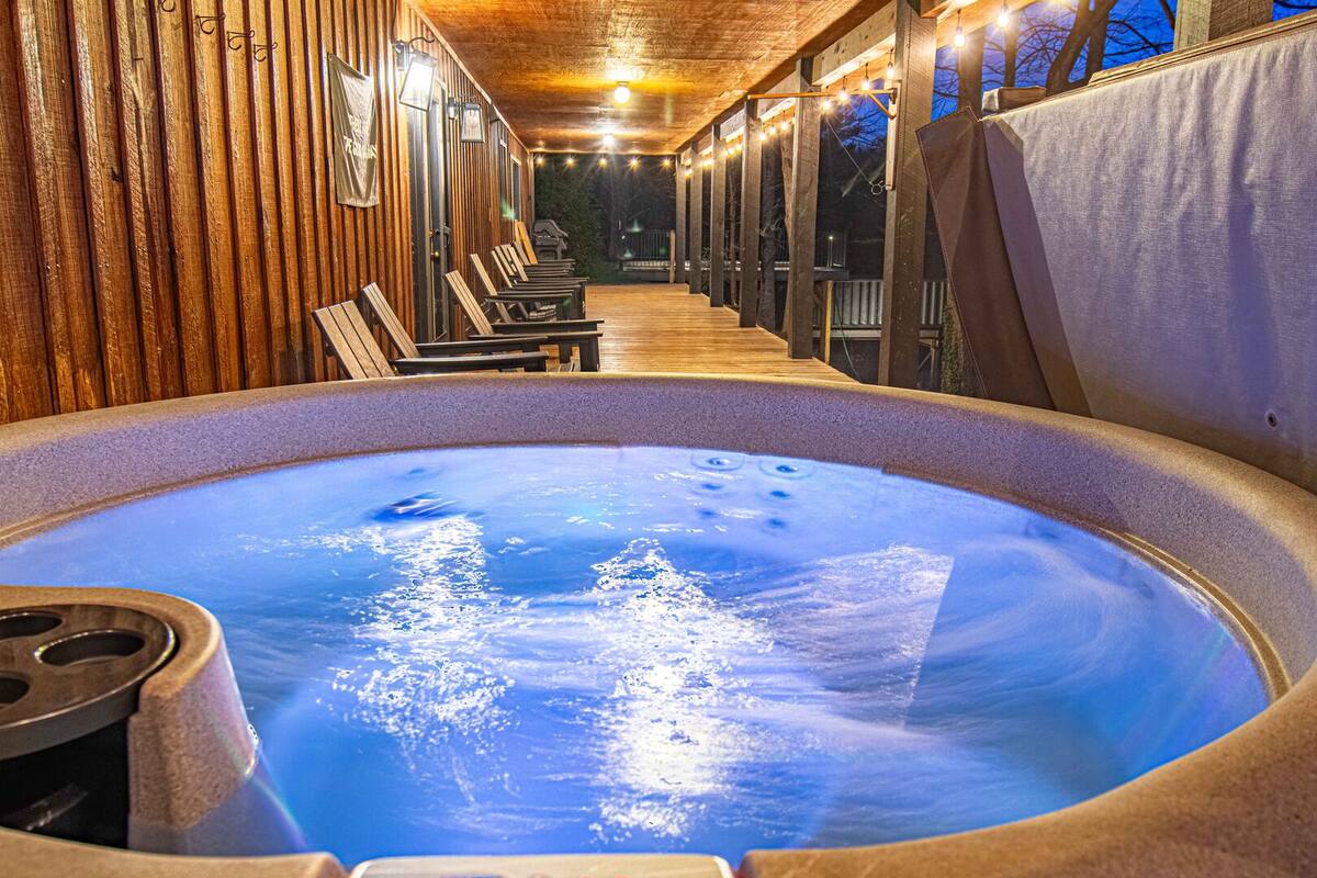 Kick back and relax in this luxurious and spacious hot tub!
