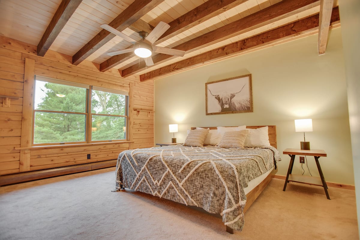 Bedroom 1: King Bed

Located on the Main Floor