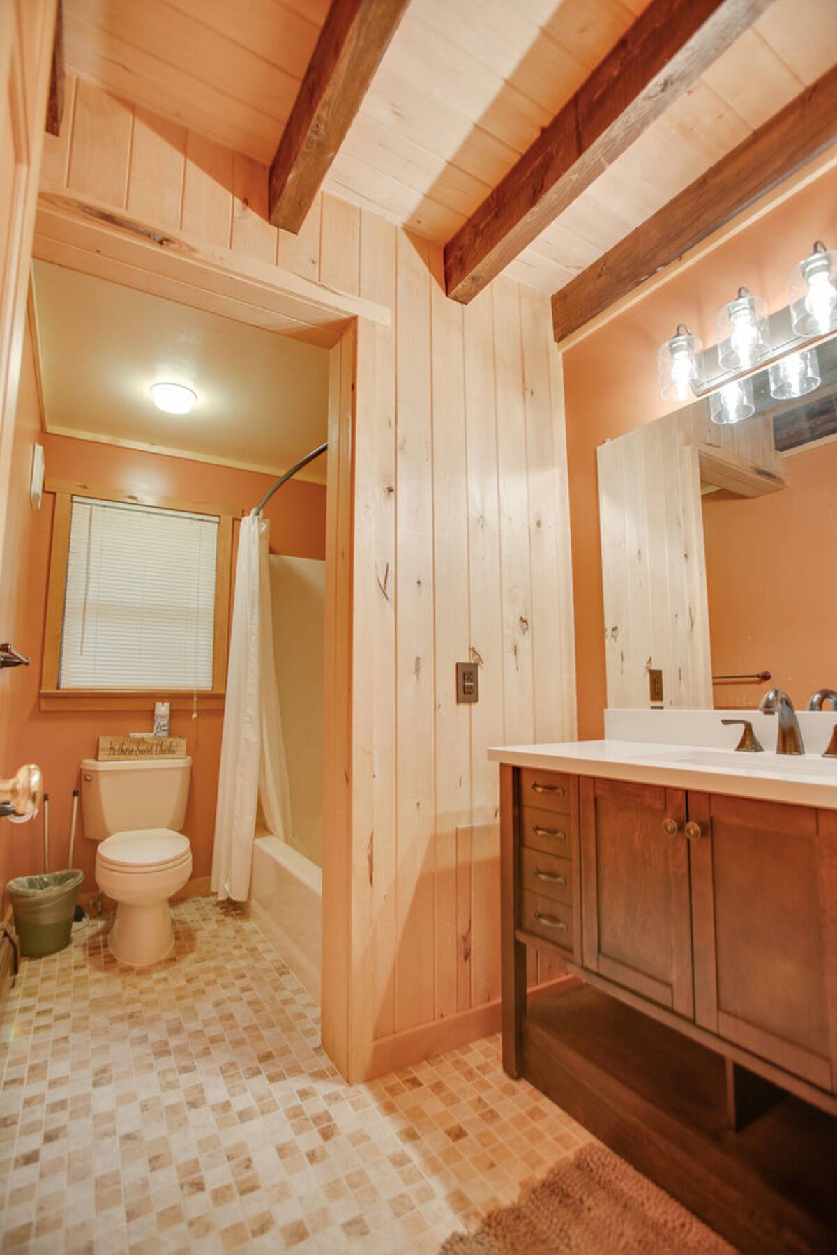 First floor full bathroom w/ a tub and shower combo.

Our home is stocked with clean and sustainable products and toiletries to give you and your loved ones a toxin-free stay!