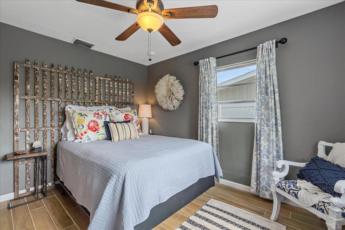 Bedroom 1: Queen Bed
