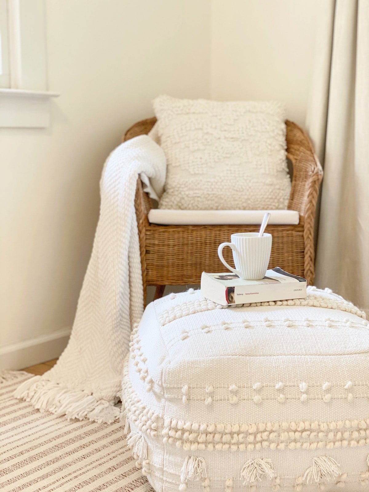 Cozy reading nook? yes, please! 