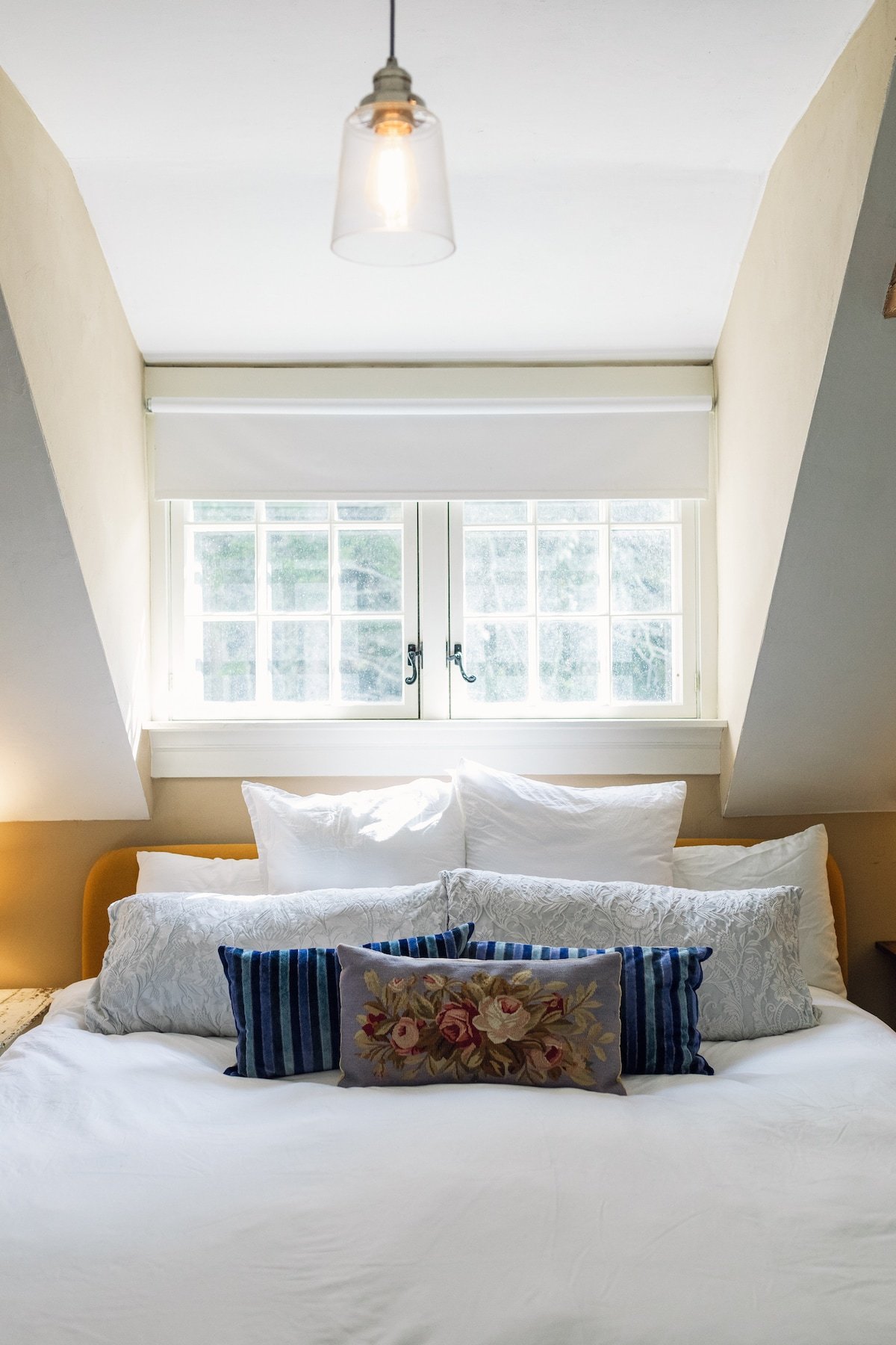 Cozy queen-sized Jenni Kayne bed for you to relax in, topped with a Casper mattress and Parachute linens. There is also a trundle bed with two twin mattresses in this room. 