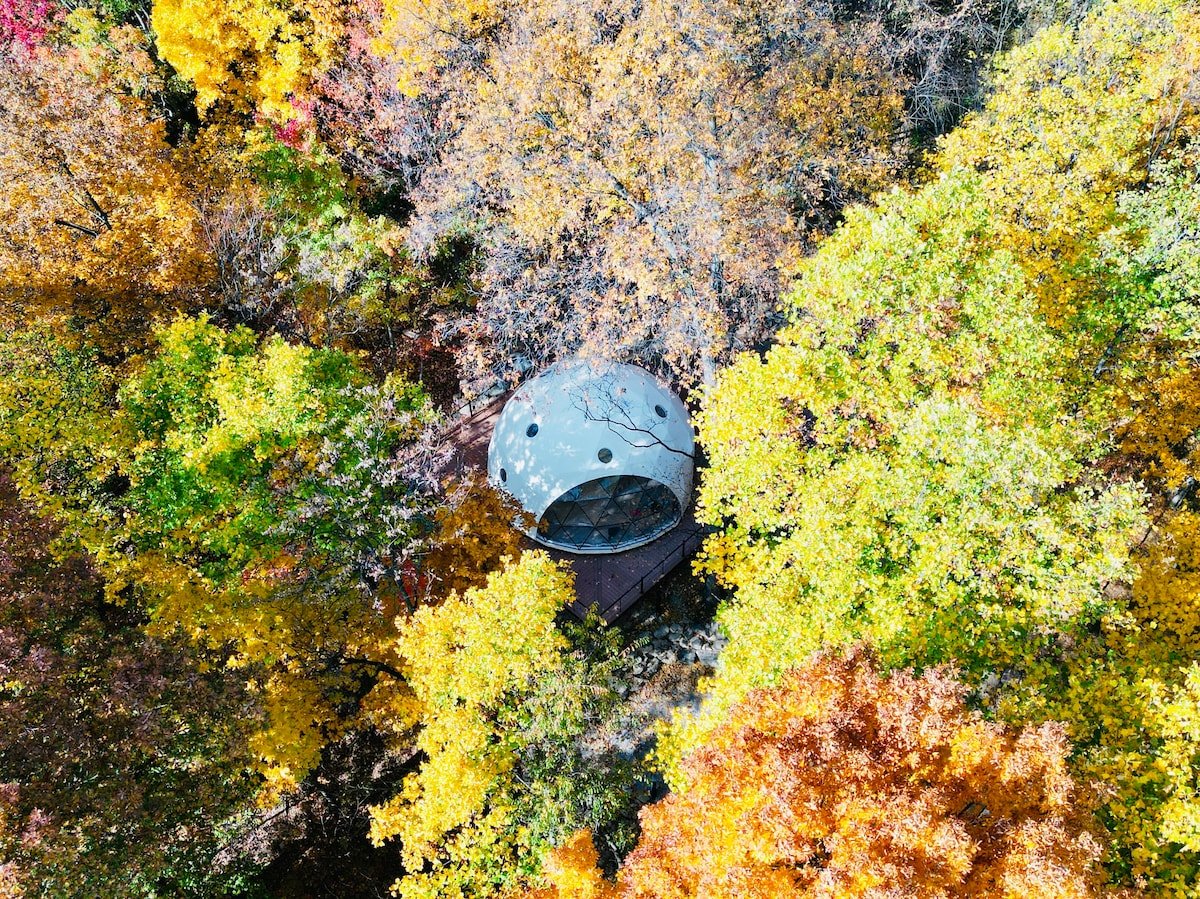 Unwind in a unique and tranquil dome with a private hot tub. in Mercersburg, PA