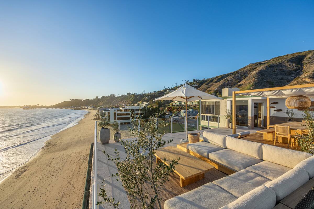 Unwind in the heart of Aqualina.