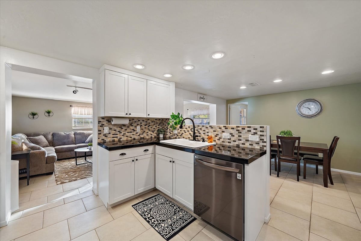 Host your family in this spacious kitchen!