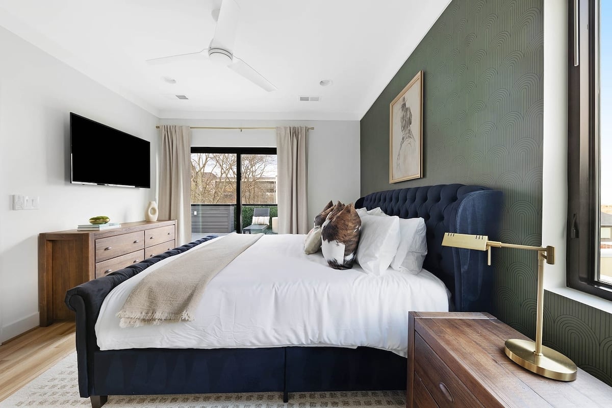 Chic and Relaxing Bedroom with a Minimalist Aesthetic
