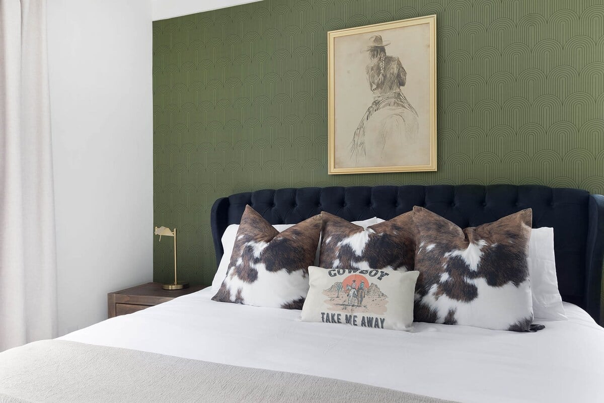 Chic and Relaxing Bedroom with a Minimalist Aesthetic
