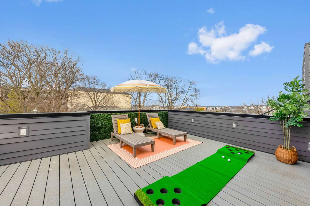 Outdoor Paradise with Loungers and Sunbathing Options
