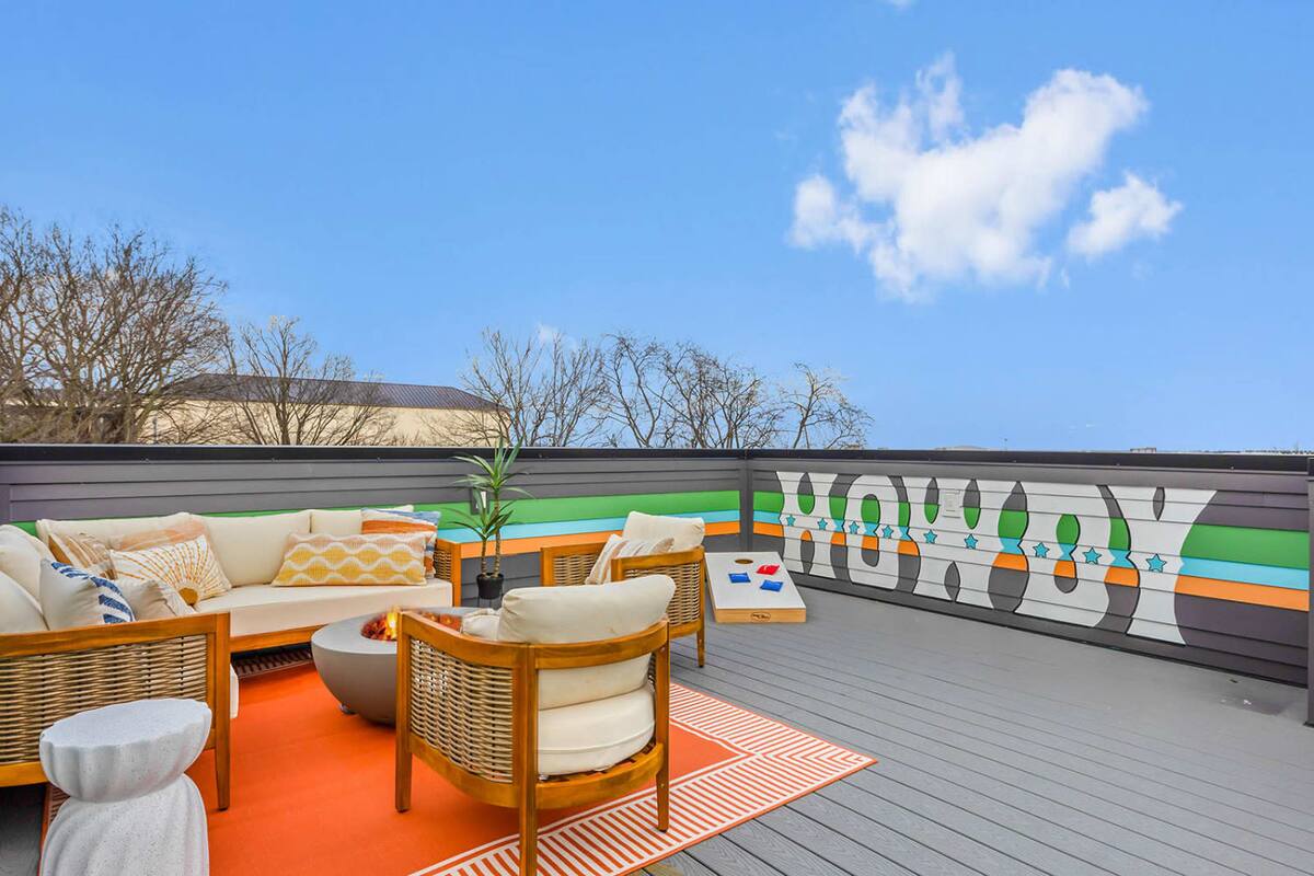 Spacious Rooftop Perfect for Gatherings and Relaxation
