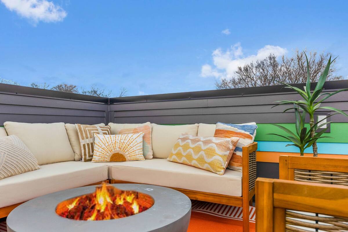 Spacious Rooftop Retreat with Cozy Fire Pit
